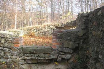 zbytky dveřního prostoru a tzv. převorova domku na severní straně ostrožny ( © Ondřej Štěpánek 11/2006)