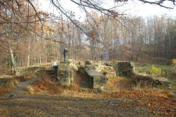 severní část kartouzy s jednotlivými celami konvršů, tzv. velkým ambitem-spojovací chodbou a severní kaplí ( © Ondřej Štěpánek 11/2006)