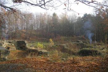 severní kaple, tzv. chor otců (konventní kostel), jižní kaple, malý ambit a mnišský domek na jižní straně ostrožny- v pozadí skalnatý hřeben (štítová hradba) ( © Ondřej Štěpánek 11/2006)