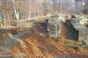 pohled na cely konvršů a severní ambit ( © Ondřej Štěpánek 11/2006)