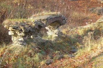 tzv. sedile v malém-jižním ambitu - notně zvětrávající ( © Ondřej Štěpánek 11/2006)