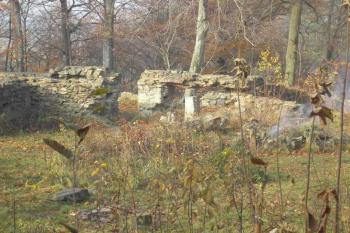 severní ambit se zbytky podávacího okénka do mnišské cely ( © Ondřej Štěpánek 11/2006)
