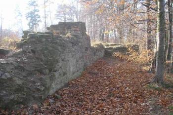 zeď mnišského domku a zachovalý prevét na severní straně ostrožny ( © Ondřej Štěpánek 11/2006)