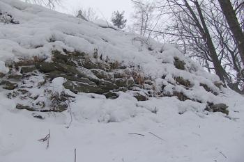 Zbytek parkánové zdi na východní straně jádra ( © Roman Řezáč 01/2005)