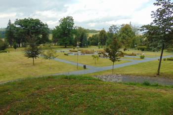 Park zápedně od hradu (© Dušan Dohňanský 08/2020)