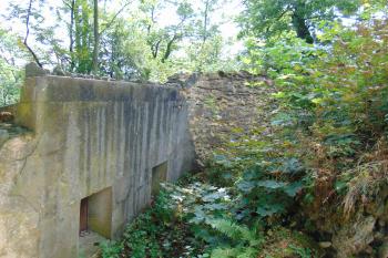 Napojení hradeb na stěnu bývalého medvědince (© Dušan Dohňanský 08/2020)