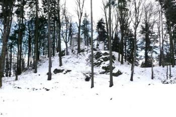 panorama pahorku s pozůstatky hradu od východu ( © Jan P. Štěpánek 03/2008)