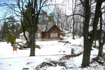 pohled z místa hradního předpolí (předhradí) na vlastní hrad ( © Jan P. Štěpánek 03/2008)