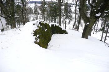 ve skále zasekaná pravoúhlá místnost ve východní části jádra hradu ( © Jan P. Štěpánek 03/2008)