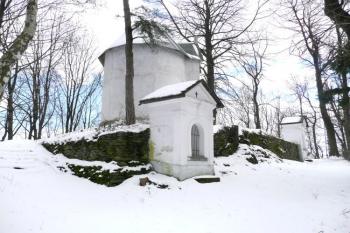 pohled na kapli na vrcholu hradního kopce od severozápadu ( © Jan P. Štěpánek 03/2008)