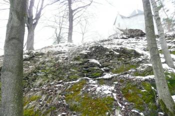 pozůstatek parkánové hradby ve východním svahu vrcholku Křížového vrchu ( © Jan P. Štěpánek 03/2008)