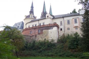 Pohled na budovy hradního komplexu u dómu sv. Václava od severu (© Ivo Rozehnal, 10/2011)