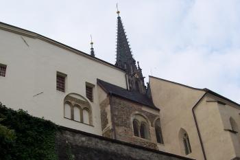 Pohled na budovy hradního komplexu u dómu sv. Václava, od severu – jsou vidět románská okna (© Ivo Rozehnal, 10/2011)