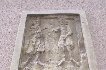Gotické vyobrazení o sv. Václavovi na jednom z domů hradního komplexu (© Ivo Rozehnal, 10/2011)