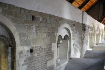 stěna 1. patra Zdíkova románského paláce (© de ardoise 06/2005)