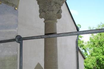 románské dvojosé okno s obnoveným průhledem do parku (© de ardoise 06/2005)
