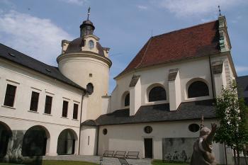 Budova Arcidiecesního musea, kaple sv. Barbory, kaple sv. Anny (zleva doprava) ( © Ivan Grisa 05/2009)