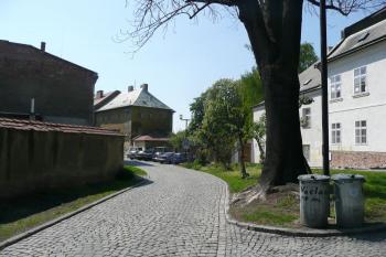 pohled z Václavského náměstí do Mlčochovy ulice na prostor bývalé hlavní hradní brány ( © Jan P. Štěpánek 04/2009)