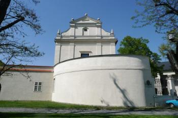 pohled na nárožní rondel a štít kapitulního děkanství ( © Jan P. Štěpánek 04/2009)