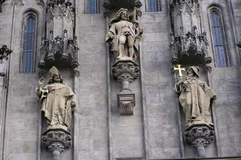 sochařská výzdoba průčelí ( © Jan P. Štěpánek 06/2005)