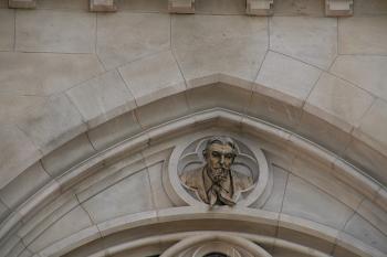 Portrétní busta architekta Gustava Meretty v západním průčelí ( © Ivan Grisa 05/2009)