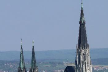 katedrála v pohledu z věže kostela sv. Mořice ( © Jan P. Štěpánek 05/2009)