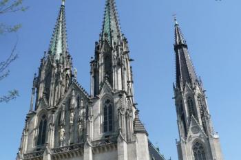 celkový pohled na vstupní průčelí katedrály ( © Jan P. Štěpánek 05/2009)