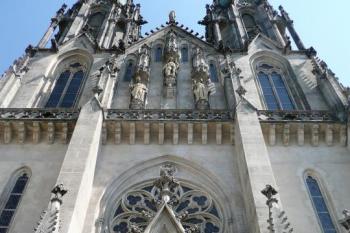 dvouvěžové průčelí katedrály ( © Jan P. Štěpánek 04/2009)