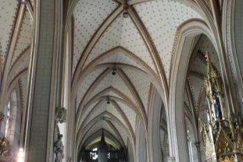 průhled hlavní lodí ke kruchtě a vstupu ( © Jan P. Štěpánek 04/2009)