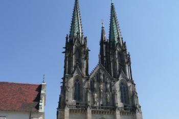 západní průčelí katedrály sv. Václava z nádvoří kapitulního děkanství ( © Jan P. Štěpánek 04/2009)