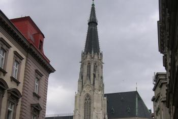 Velká věž katedrály z Kosinovy ulice ( © Ivan Grisa 09/2009)