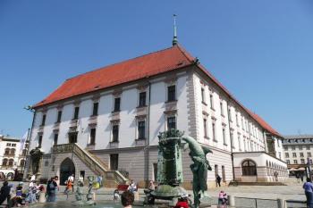 olomoucká radnice na Horním náměstí z vyústění ulice Pavelčákovy ( © Jan P. Štěpánek 04/2009)
