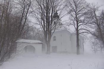 Kostel Povýšení sv.Kříže ve sněhové vánici ( © Roman Řezáč 01/2005)