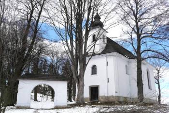 pohled na kostel se vstupní branou od jihovýchodu ( © Jan P. Štěpánek 03/2008)