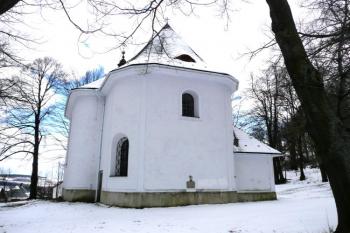 pohled na presbyterium kostela od severu ( © Jan P. Štěpánek 03/2008)