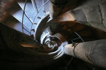 velmi zajímavé a architektonicky cenné dvojité točité schodiště do zvonice věže ( © Jan P. Štěpánek 04/2009)