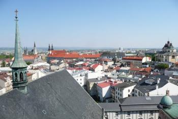 pohled z kostelní věže na katedrálu sv. Václava, kostel Panny Marie Sněžné a kostel sv. Michala ( © Jan P. Štěpánek 04/2009)
