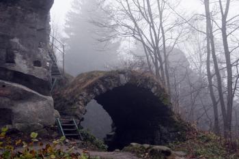 Klenba místnosti přiložené k jednomu ze skalních bloků ( © Iva Spurná 15.11.2008)