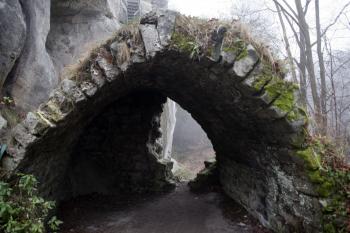 Klenba místnosti přiložené k jednomu ze skalních bloků ( © Iva Spurná 15.11.2008)