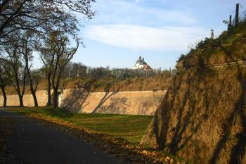 Hradební val Korunní pevnůstky (© Martin  Višňa, 10/2011)