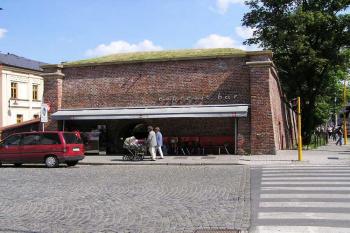 barokní opevnění západní části města-ukázka mohutnosti opevnění ( © Jan P. Štěpánek 06/2005)