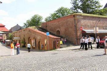 vnitřní líc barokního opevnění na západě ( © Jan P. Štěpánek 06/2005)