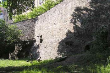 hradby v jižní části slouží i horolezcům ( © Jan P. Štěpánek 06/2005)