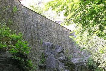 hradby jižního obvodu města ( © Jan P. Štěpánek 06/2005)