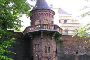 romantická vestavba do hradby u Michalského výpadu ( © Jan P. Štěpánek 06/2005)