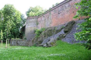 hradby a věžice na jz. obvodu města ( © Jan P. Štěpánek 06/2005)
