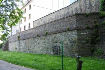 hlavní i parkánová gotická hradba na jz. města ( © Jan P. Štěpánek 06/2005)