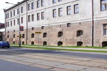 budova, postavená na barokním opevnění západního obvodu ( © Jan P. Štěpánek 06/2005)