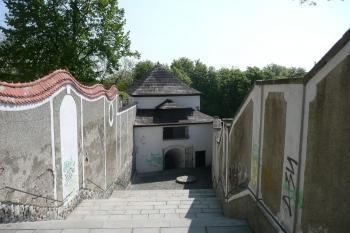 pohled na vnitřní frontu tzv. Michalského výpadu při kostele sv. Michala ( © Jan P. Štěpánek 04/2009)