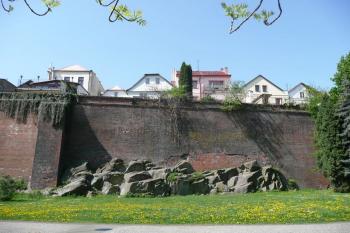 dochovaný úsek hradby mezi Katovskou brankou a zaniklou Blažejskou bránou ( © Jan P. Štěpánek 04/2009)